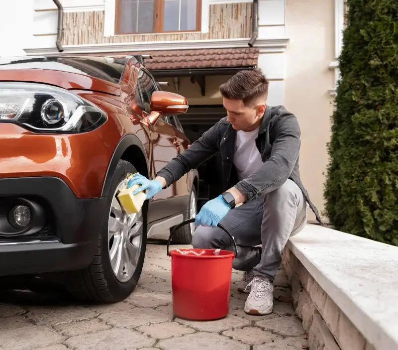 Lavage auto à domicile Cheylade : professionnel intervenant sur un véhicule